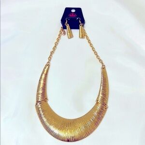 Paparazzi Gold Crescent Necklace Bold Sculptural Design.    New